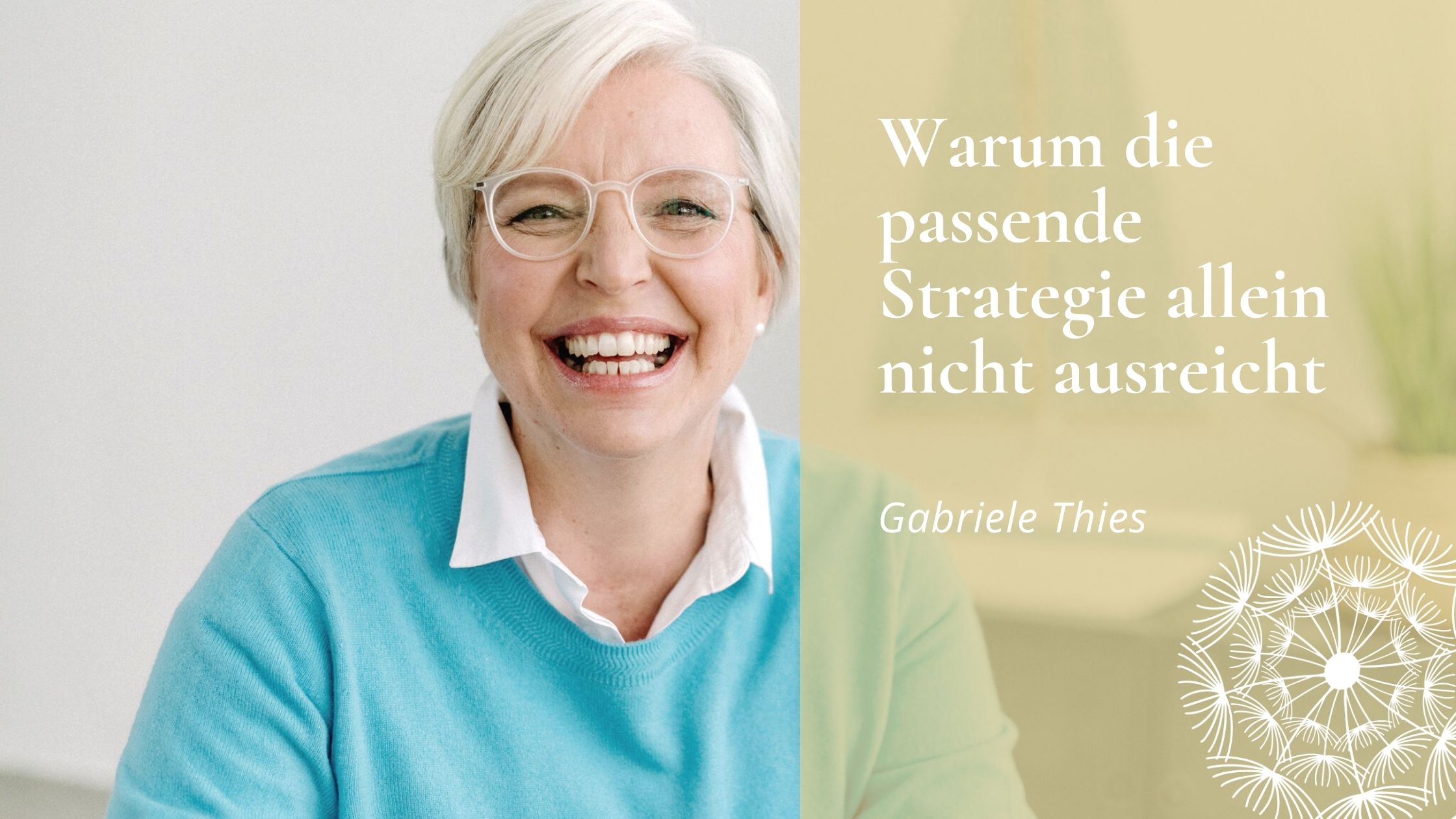 Eine lächelnde Frau mit Brille und den Worten „Warme ganzheitliche Strategie“.